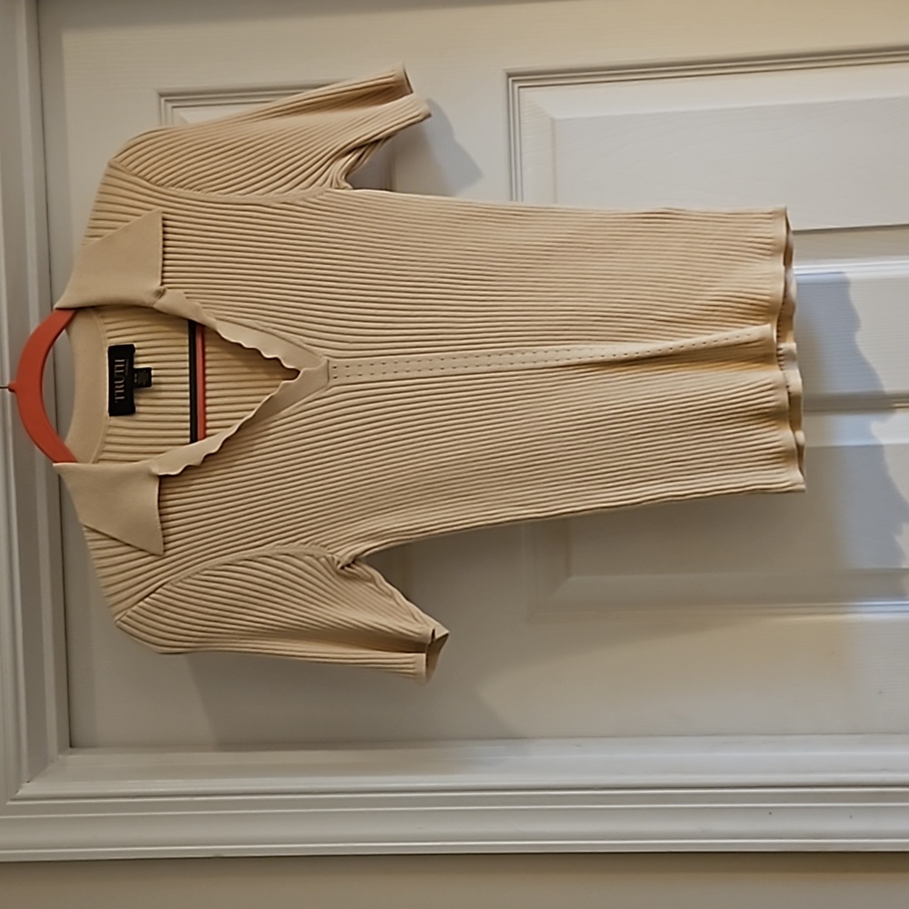 Short sleeve sweater by Truth by Republic, Size medium, Color tan